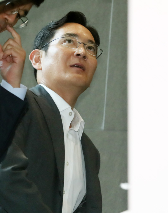 이재용 삼성전자 부회장이 작년 경기도 평택시 삼성전자 평택캠퍼스에서 당시 김동연 부총리 겸 기획재정부 장관 접견을 마친 뒤 이동하고 있다. <연합뉴스>